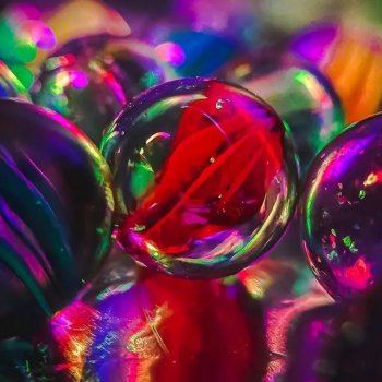 Смейся над своими проблемами, всё остальное пройдет.