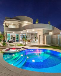 Мой дом с бассейном и подсветкой