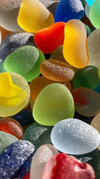 Каплей меда поймаешь больше мух, чем галлоном отравы.