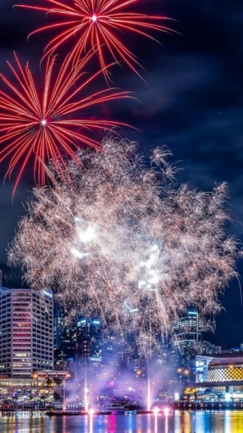 Ночь бывает живее и ярче дня.