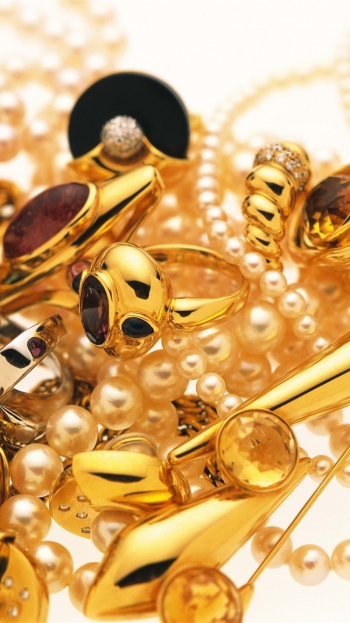 Драгоценности отвлекают людей от их морщин.